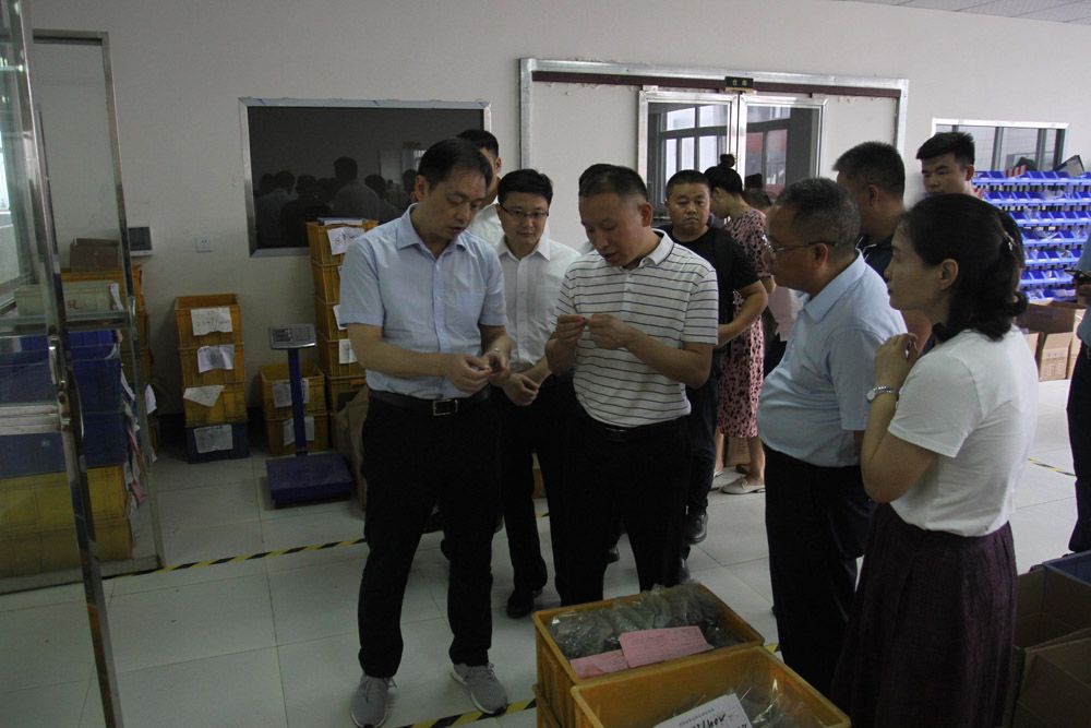 市委組織部長楊俊輝（左一）蒞臨公司視察工作 