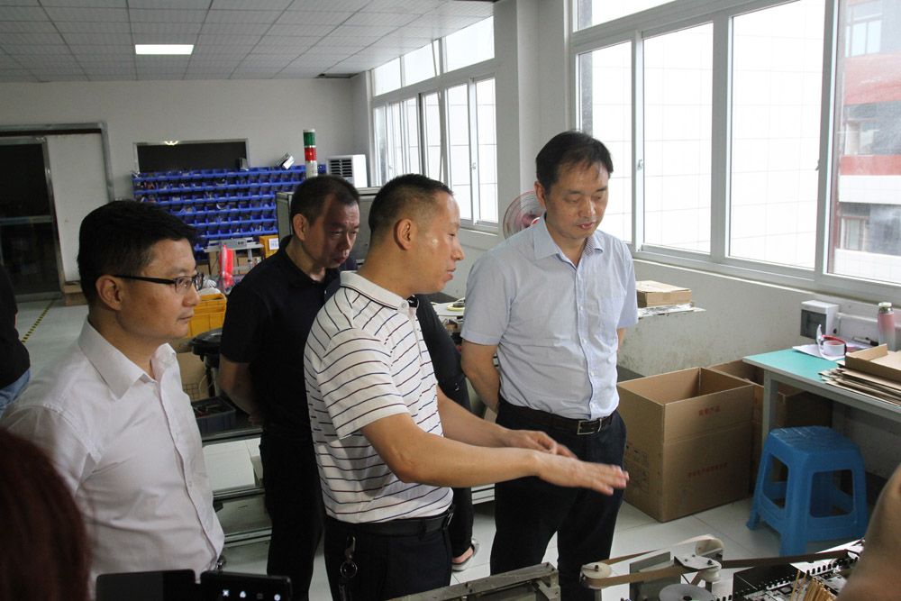 市委組織部長楊俊輝（右一）、區紀委書記李元虎（右三）蒞臨公司視察工作
